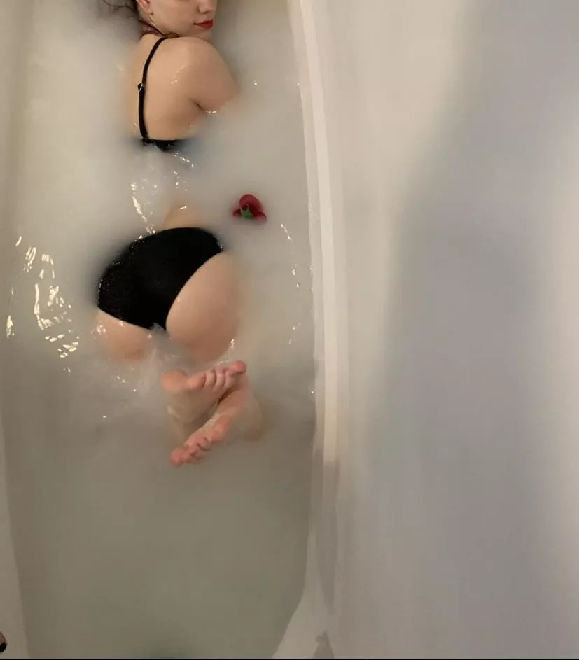 [selling] there’s still time to order some of mommy’s milk to have with your cookies for Christmas! Selling breastmilk, panties, pics, vids, fetish friendly! 5⭐️ verified seller