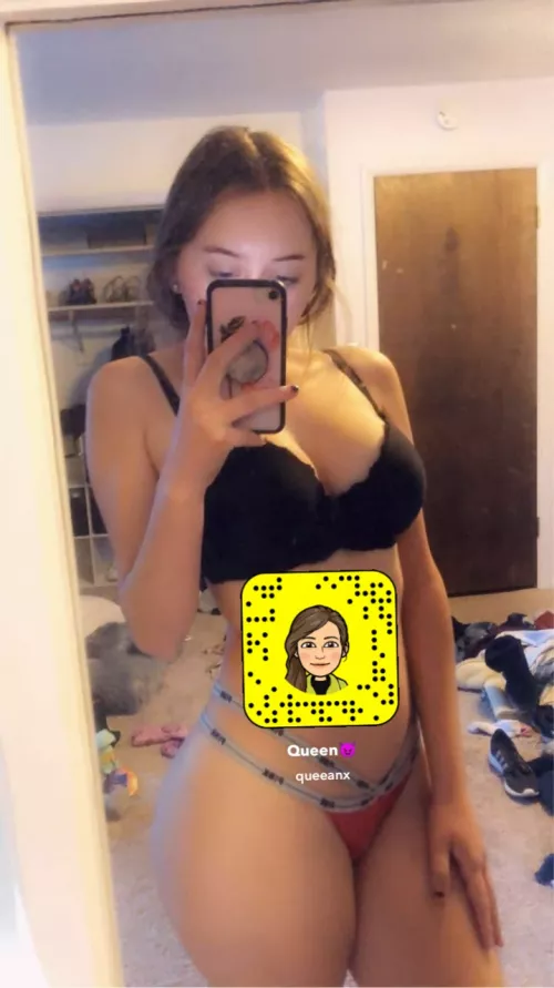 Sending a masturbating video to every guy that upvotes ☺️ (My auto reply is on)[snap:queeanx]