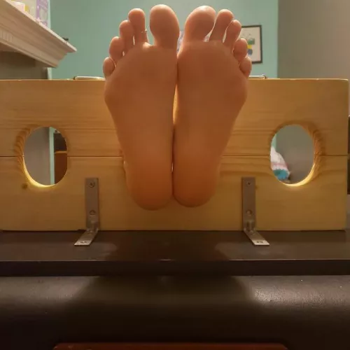 Sensitive soles ready for tickling 🪶🦶🏻