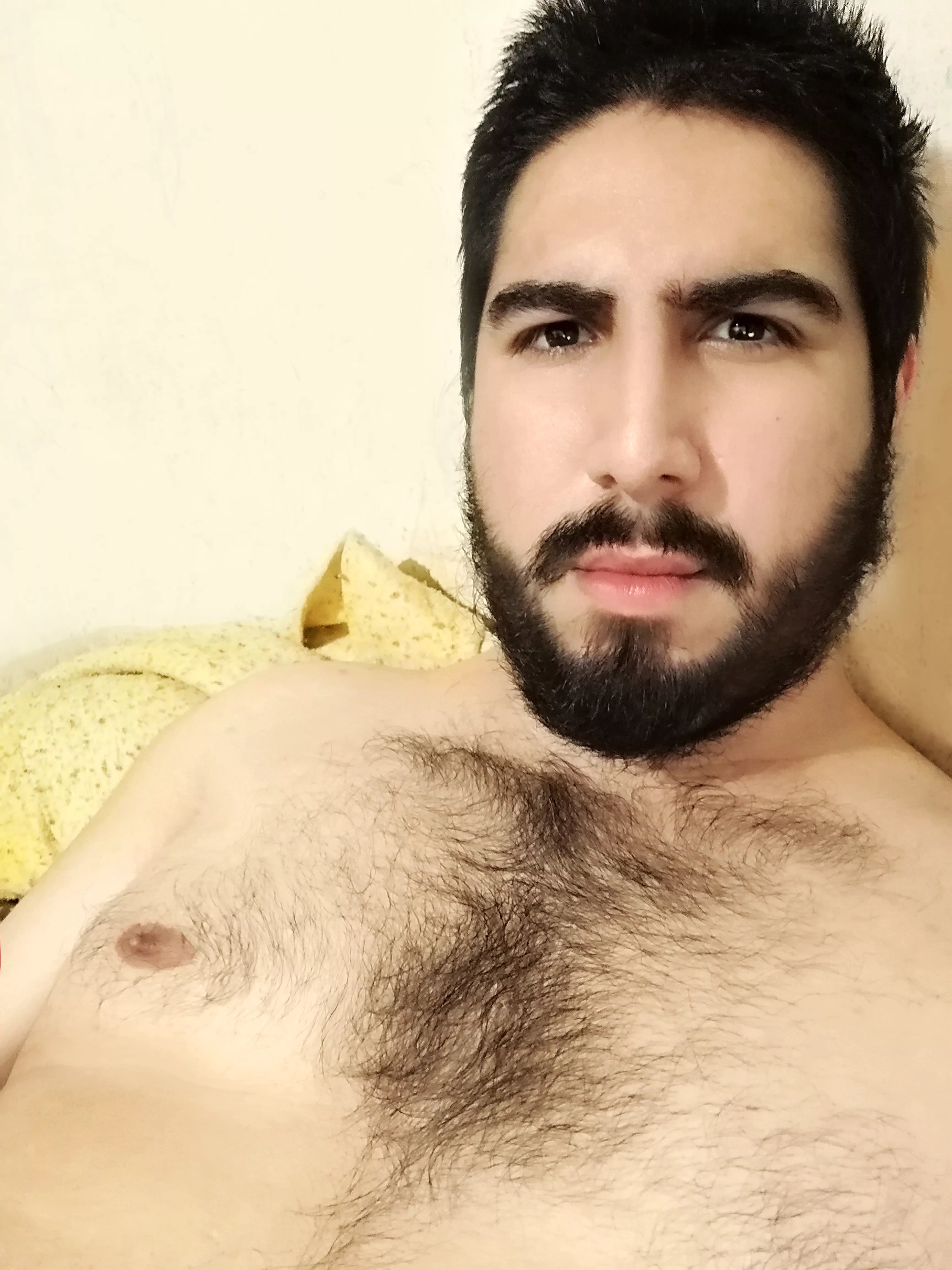 Serious man 30 years looking for a relationship with a nice man with blue/ green eyes. Hit me up 🤗