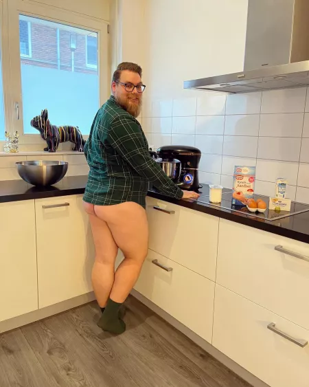 Serving some cake, who wants a piece!?🍑😛