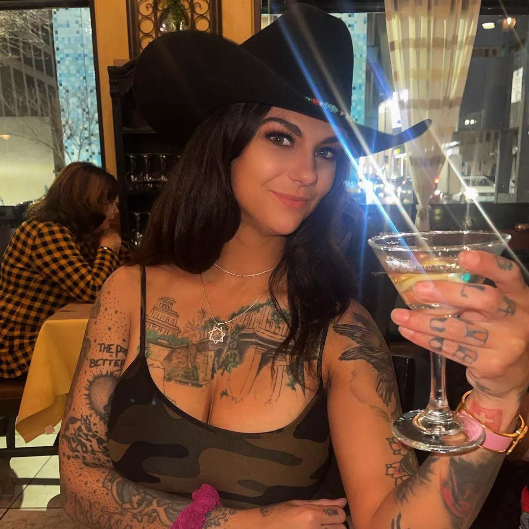 Sexy, big titty, tatted up cowgirl 😍