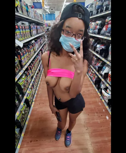 Sexy Dark Girl Flash Her boobs at wal mart ❤🥵
