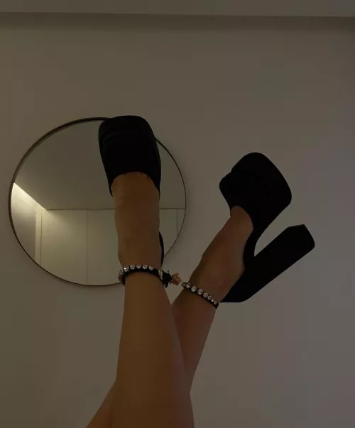 Sexy feet in sexy heels😘