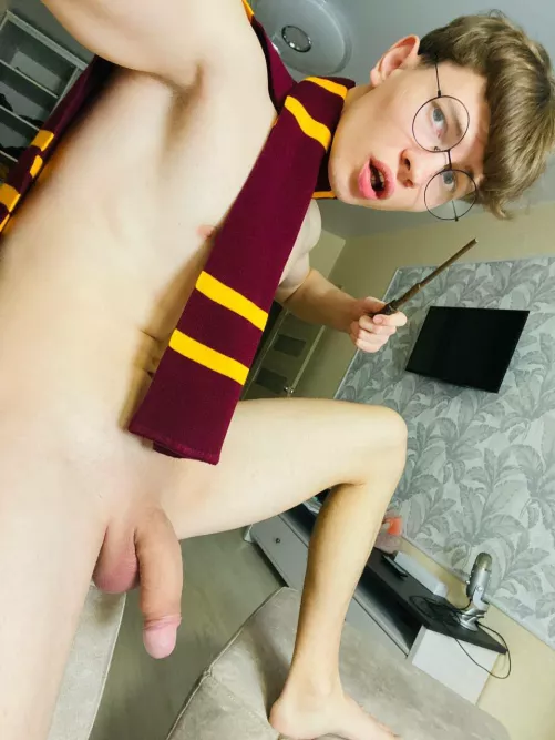 Sexy Harry and his huge cock😈🌶👅