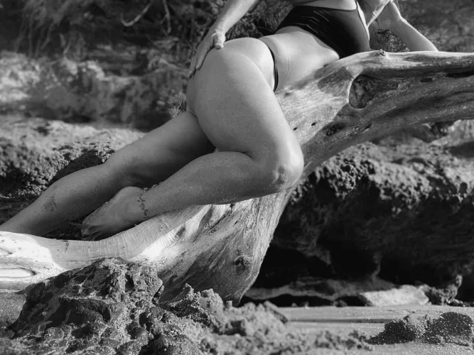 Sexy leggy one-with-nature in black and white🖤🤍