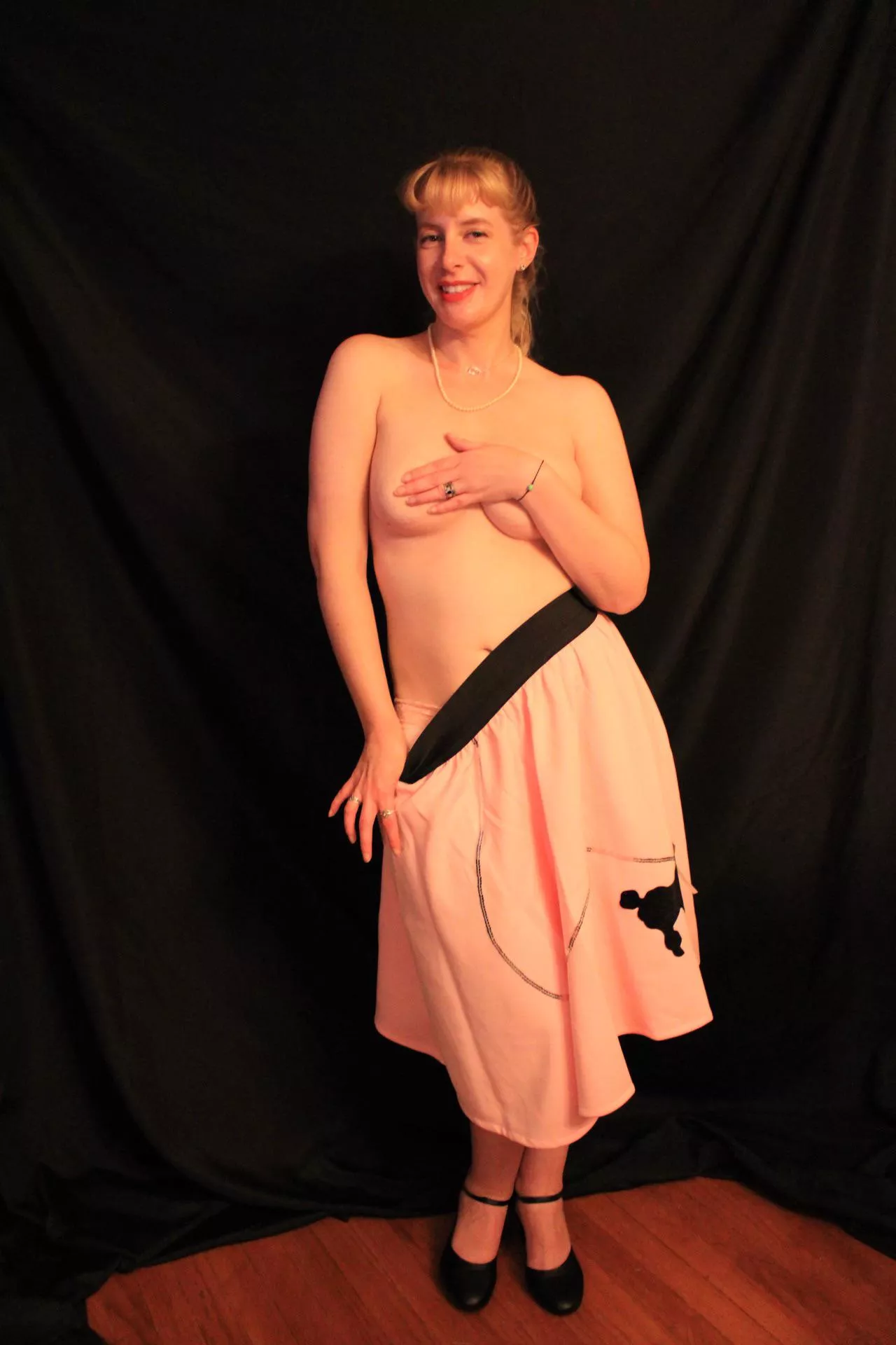 Sexy pinups, naked poetry, and more fun! Free and $5 premium pages! I will write you a poem, strip nude, and read it to you! Stop by and say hi!