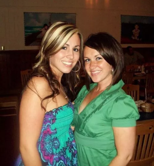 Sexy sisters 💜💙💚 who’s your fave?