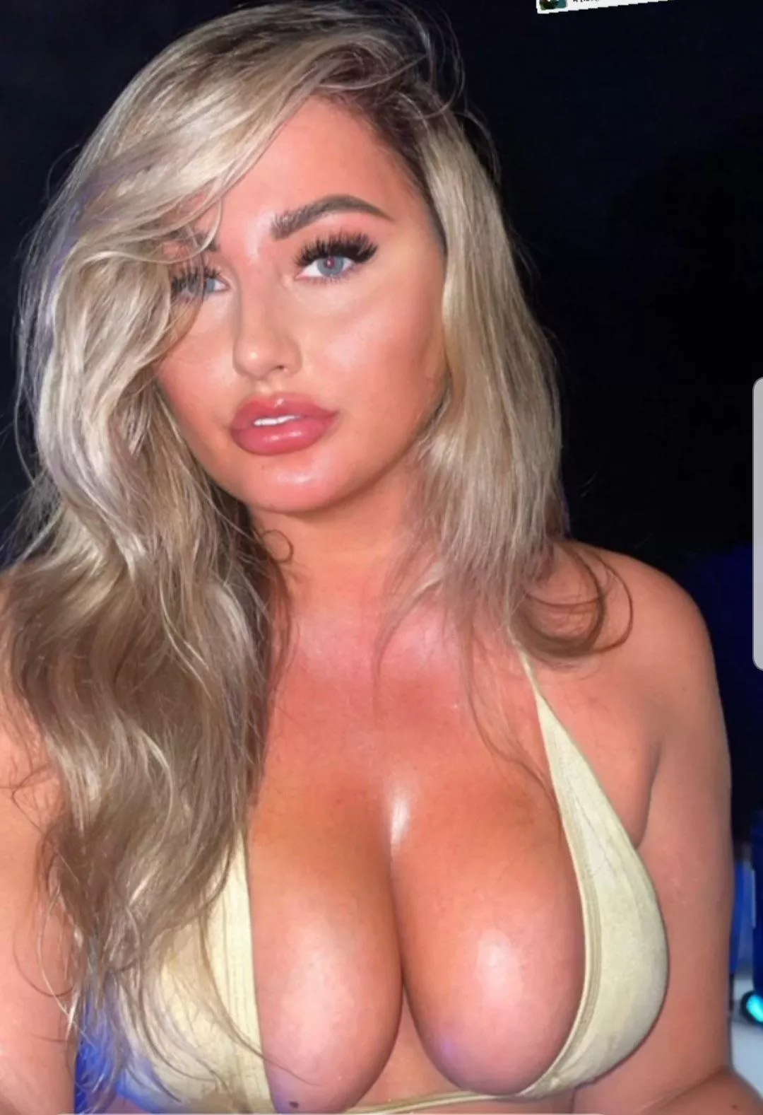 She’s already got the sex hair 👀