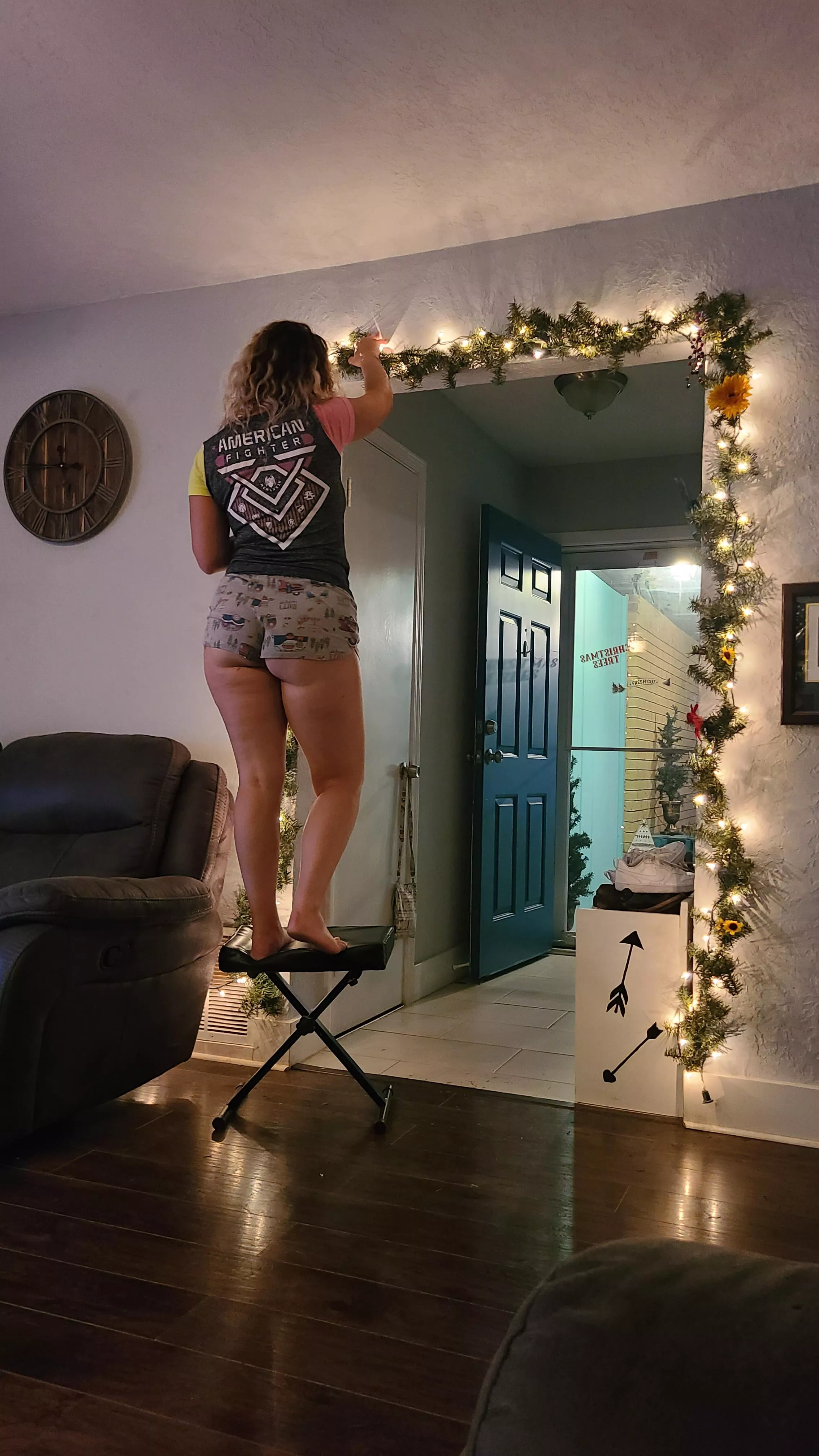 She's decorating early and I'm loving the view 😌