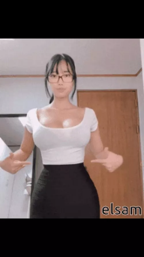 She’s got a hourglass body with so much curves? What’s her name?