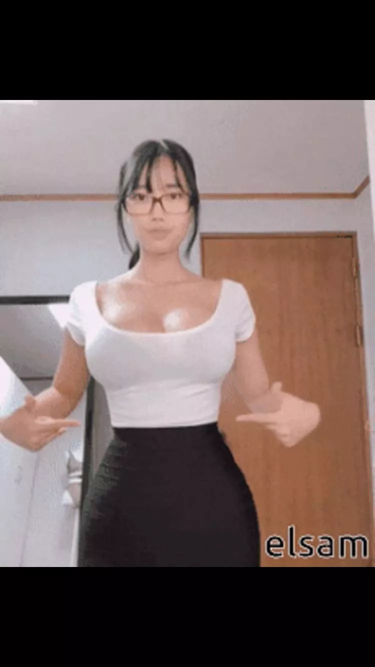 She’s got a hourglass body with so much curves? What’s her name?