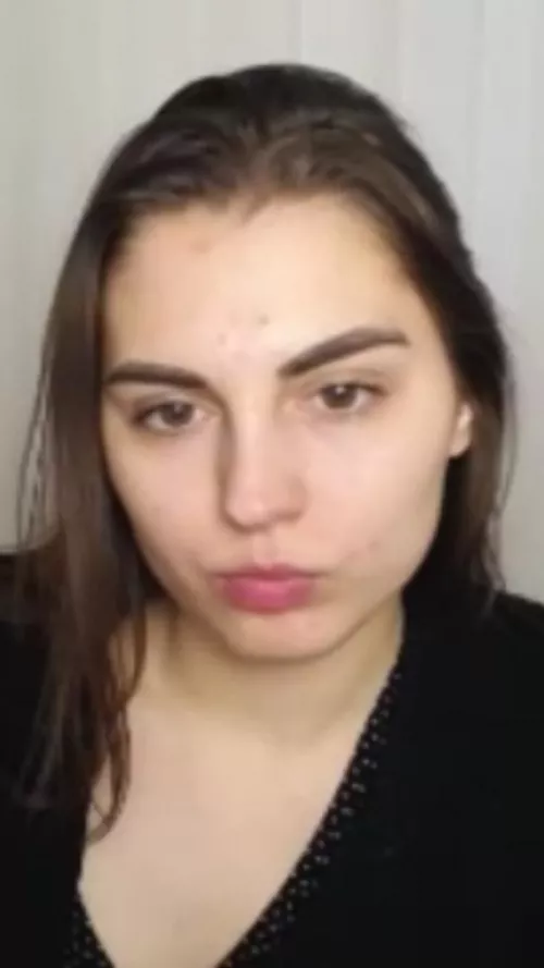 Shes live now https://m.chaturbate.com/olivia_m_/