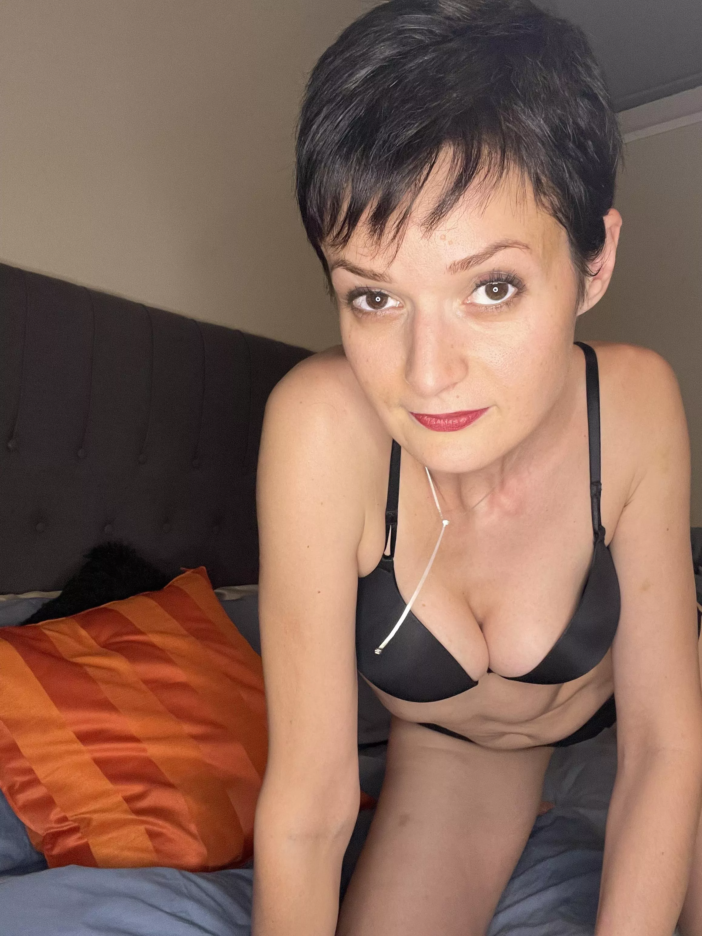 Short hair is confidence and sex appeal wrapped in a sassy package 📦 [F38]