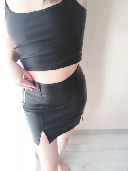 Short leather skirt π€