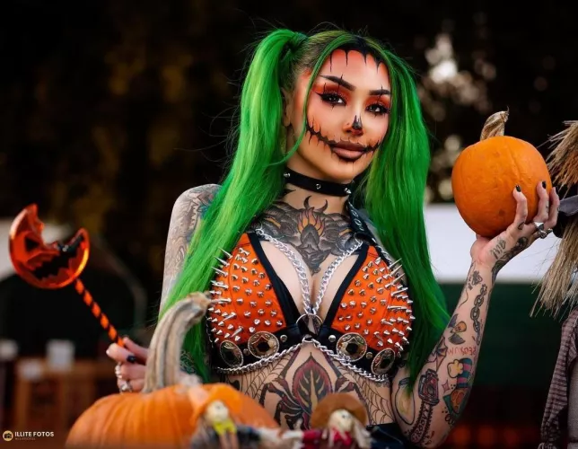 Shotzi is one sexy pumpkin 🎃