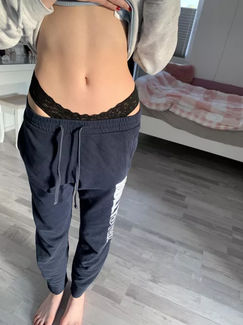 Should the sun be the only one to kiss my tummy ? ☀️