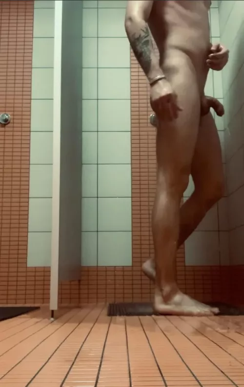 Showering in the gym is slowly turning me on🍆 More of it you can see in the profile💦🍆