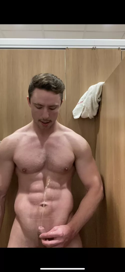 Showering myself at the gym 💦💦