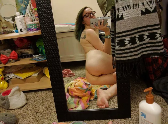 Showing her ass before bed