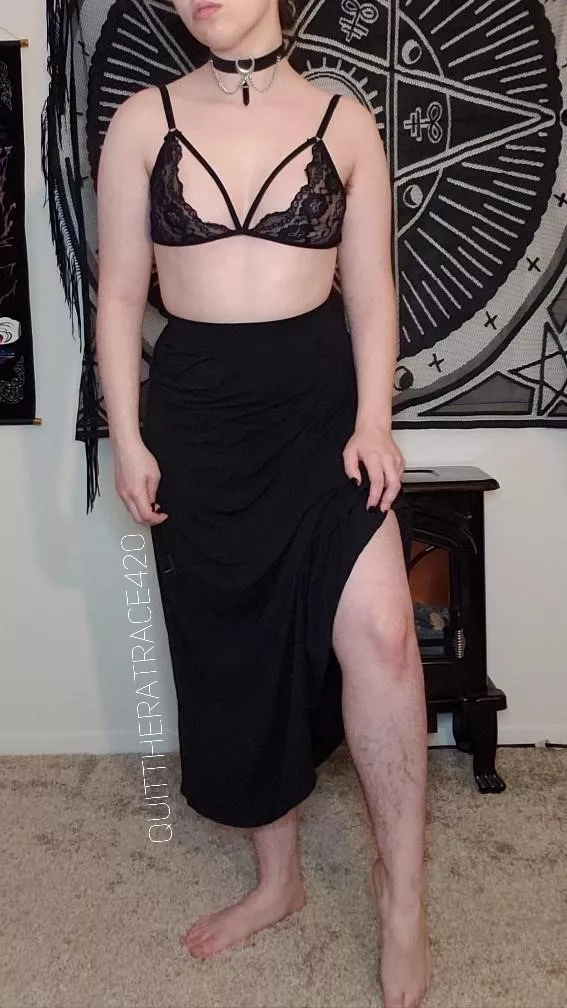 Showing off my sexy hairy legs 🥰