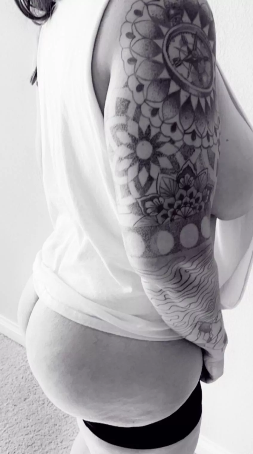 Side booty and side boob Side booty and side boob