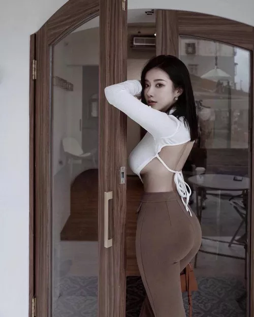 Sideboob and tight ass