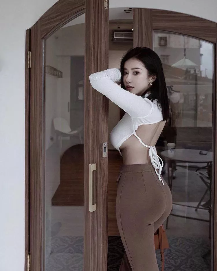 Sideboob and tight ass