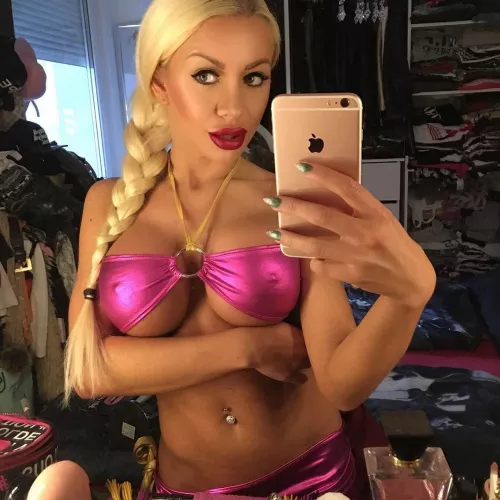 Sideboob bigger than ehr brain.