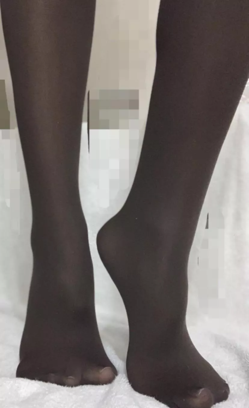 Simple.... feet + pantyhose only 😍