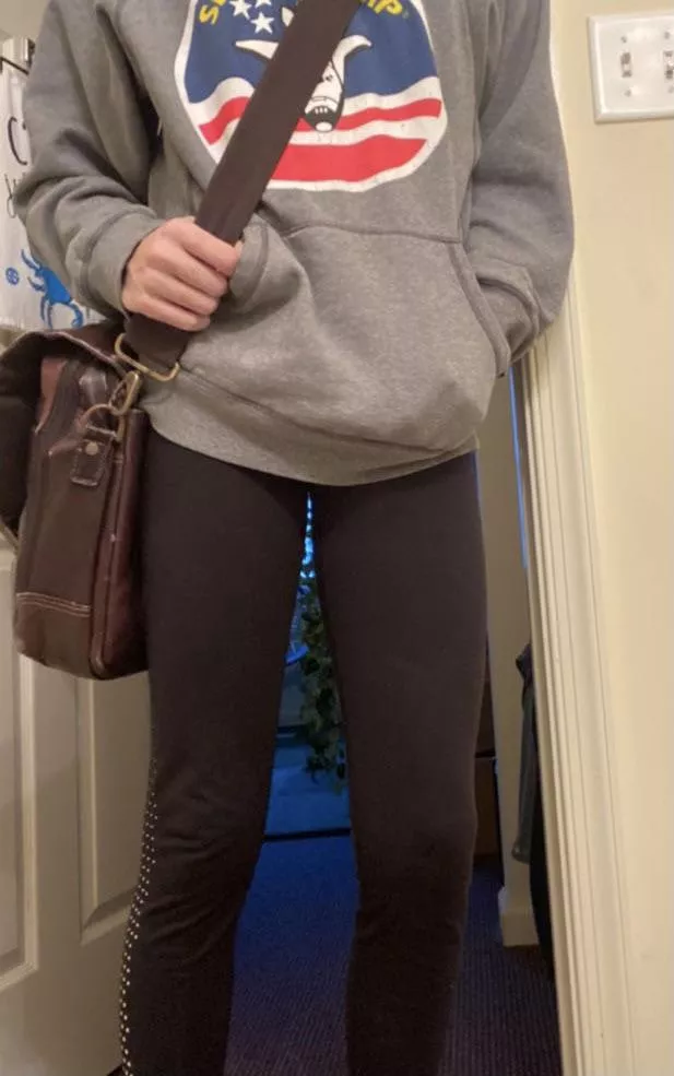 Simple fit for the day, I figure I’ve gotta start someone! Leggings today, skirts tomorrow (figuratively) ☺️