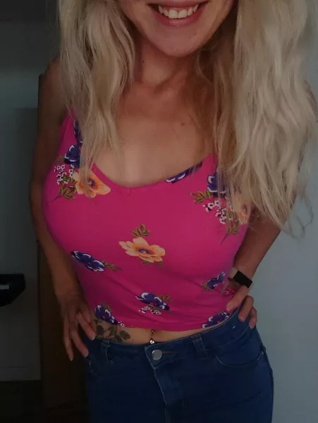 Since all of the love from this sub I hardly ever wear a bra anymore 😍