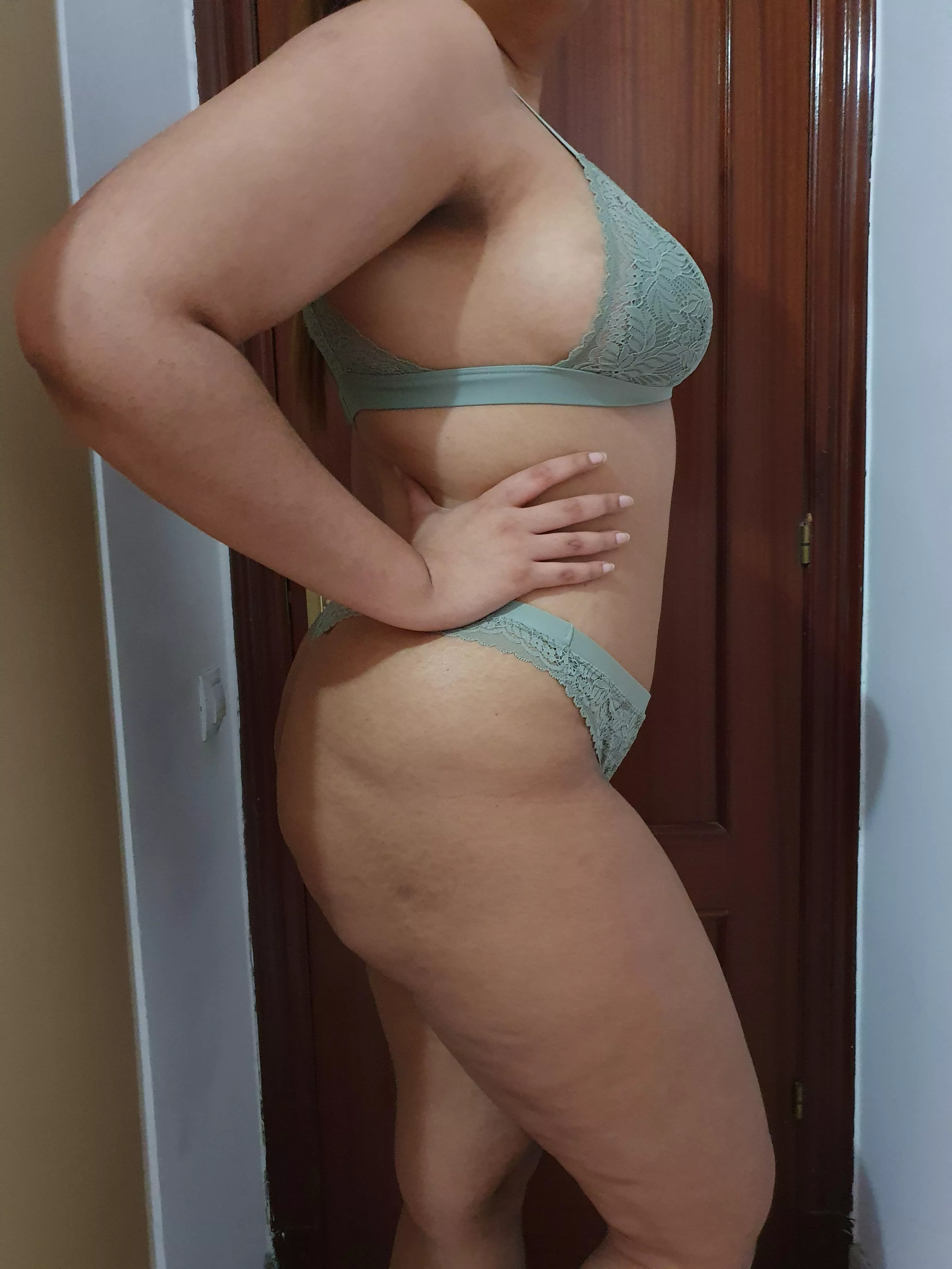 Since I was shown so much love last time, here's a side view of my body ;) enjoy (f)