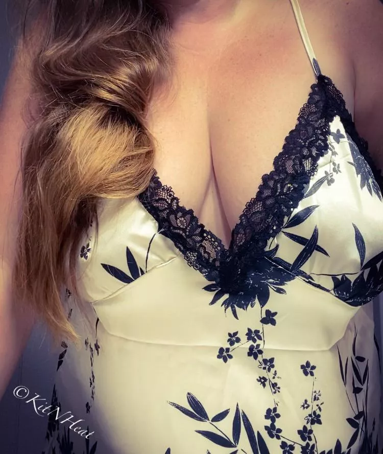 🎵 Sister, shoulder, daughter, lover, healer, broken halo 🎵 (f)