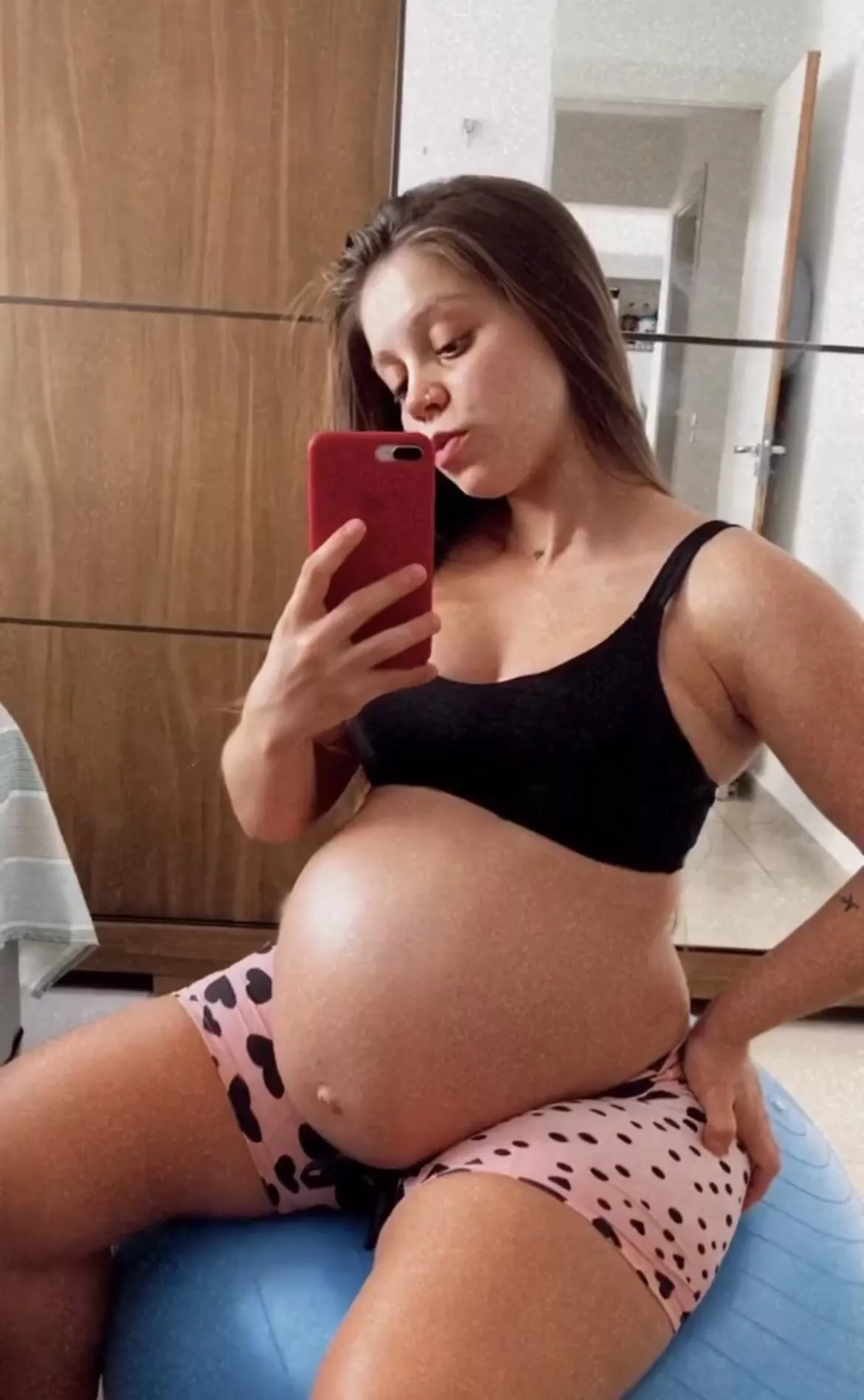 Sitting on top of my exercise ball babes. Do I look even sexier? What would you do with me and this belly? 🥵❤️❤️🤰🏻🥰