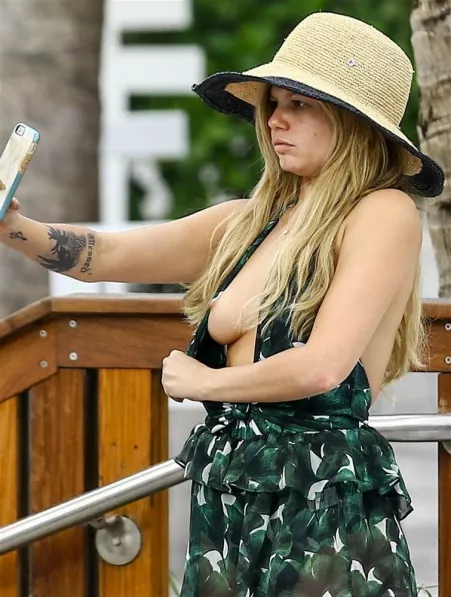Skanky Chanel West Coast, I can't tell if the titties are big or not