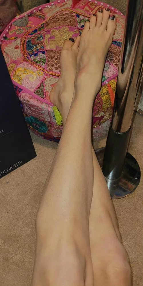 Skinny legs and tiny toes!!!
