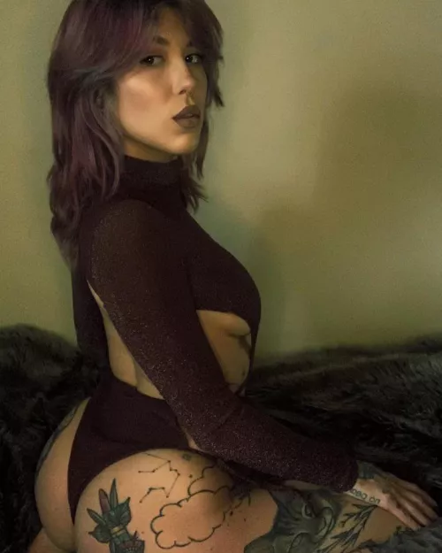 Skinny with a nice butt 👻