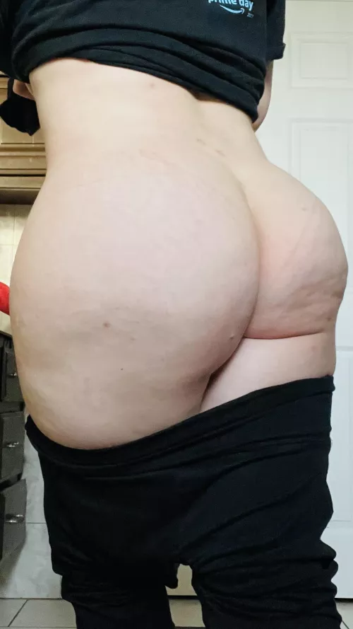 Slap this 48in ass [BA]