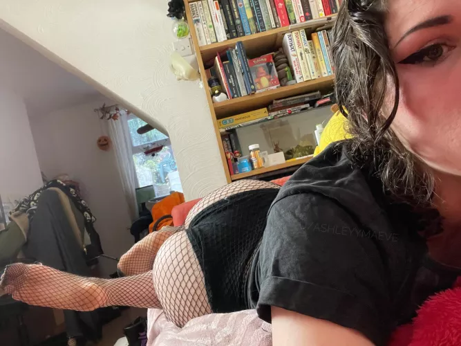 Small barista with a booty 😉