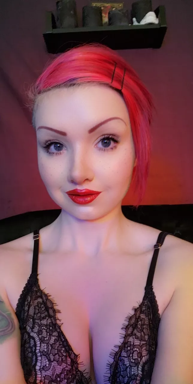 Small cleavage for petite girl lovers out there <3