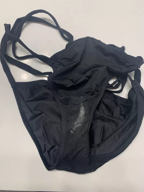 Smell my intoxicating Colombian ass and pussy! I offer panties, socks, sexting, GFE, pictures and videos. Let’s chat and have some fun [Selling][F][USA]