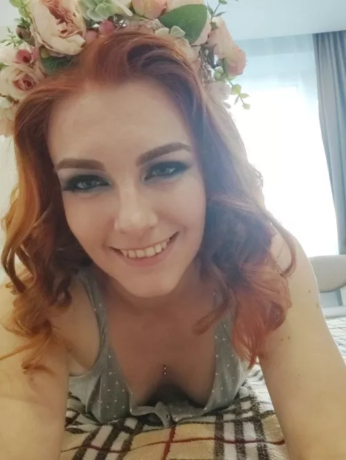 Smiling for youππf you want to see more visit my FREE OnlyFans, link in comments