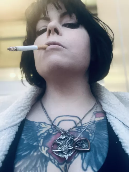 Smoke break selfie💋🚬