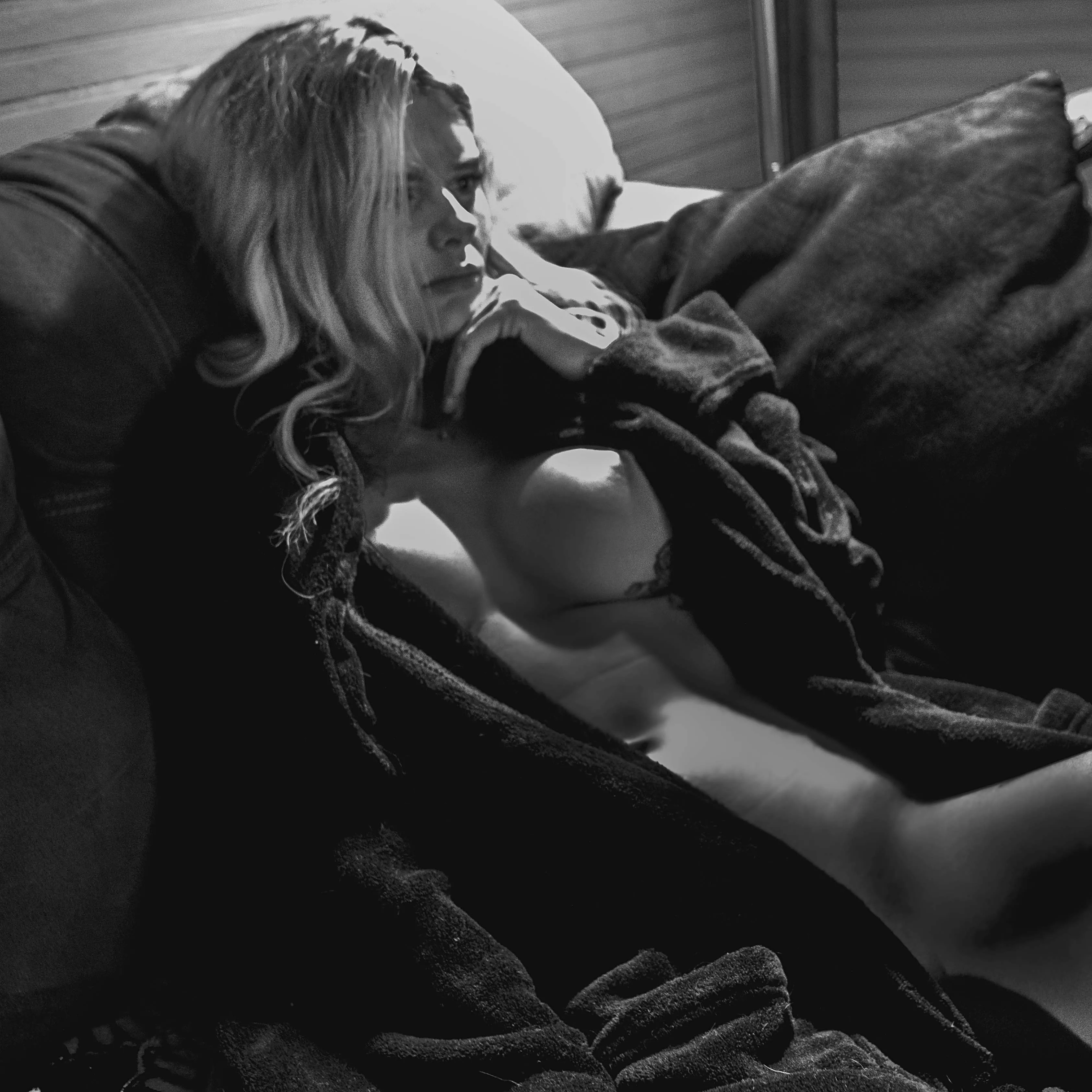 Smoked a bowl, took it in the ass, threw on a robe.. What a fucking hump day 😈