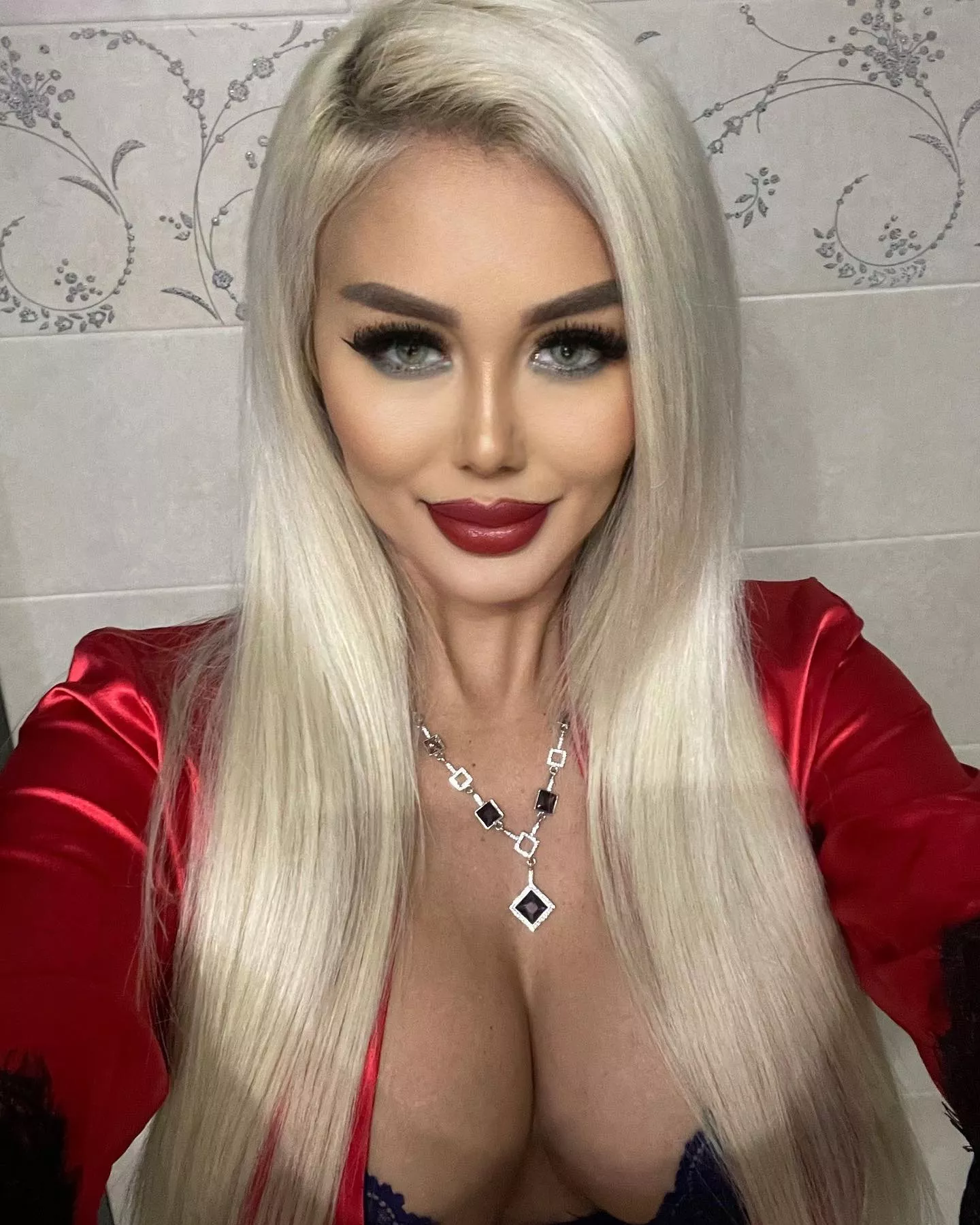 Smokey Eye, Red Lips