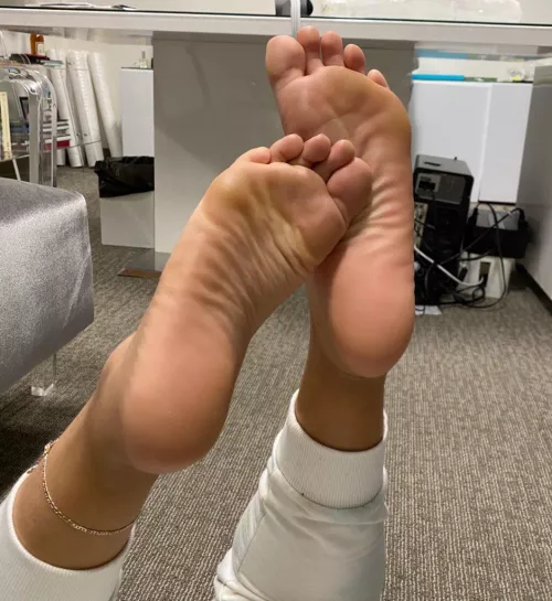 Sneaking pictures in the office 🙈#Size11athletefeet