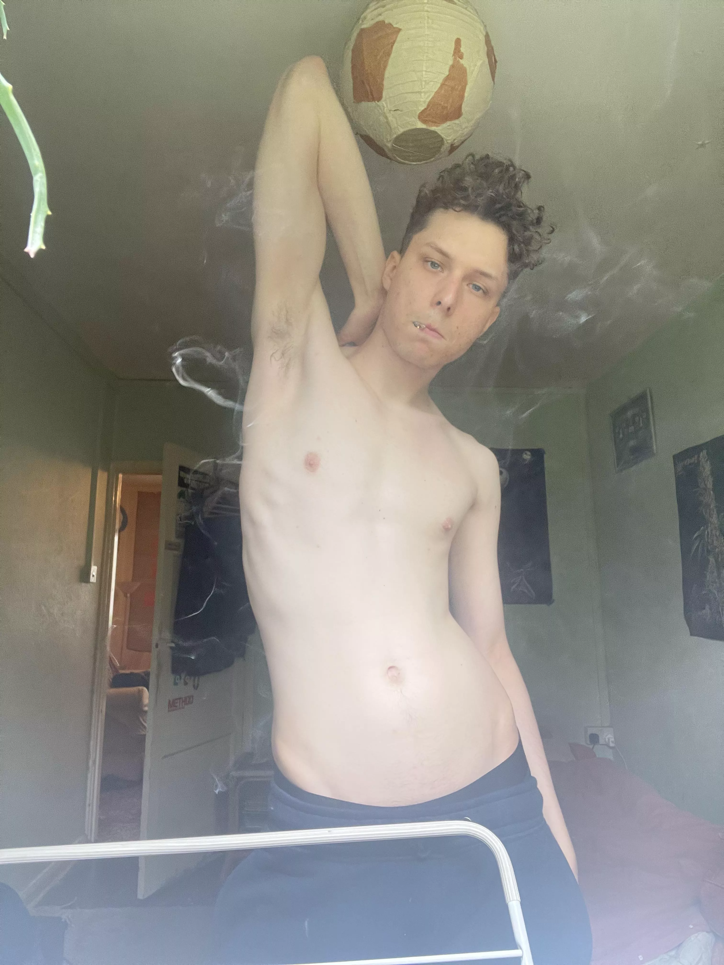 Sniff my stoner twink pits! 🤣🥰 Sniff my stoner twink pits! 🤣🥰
