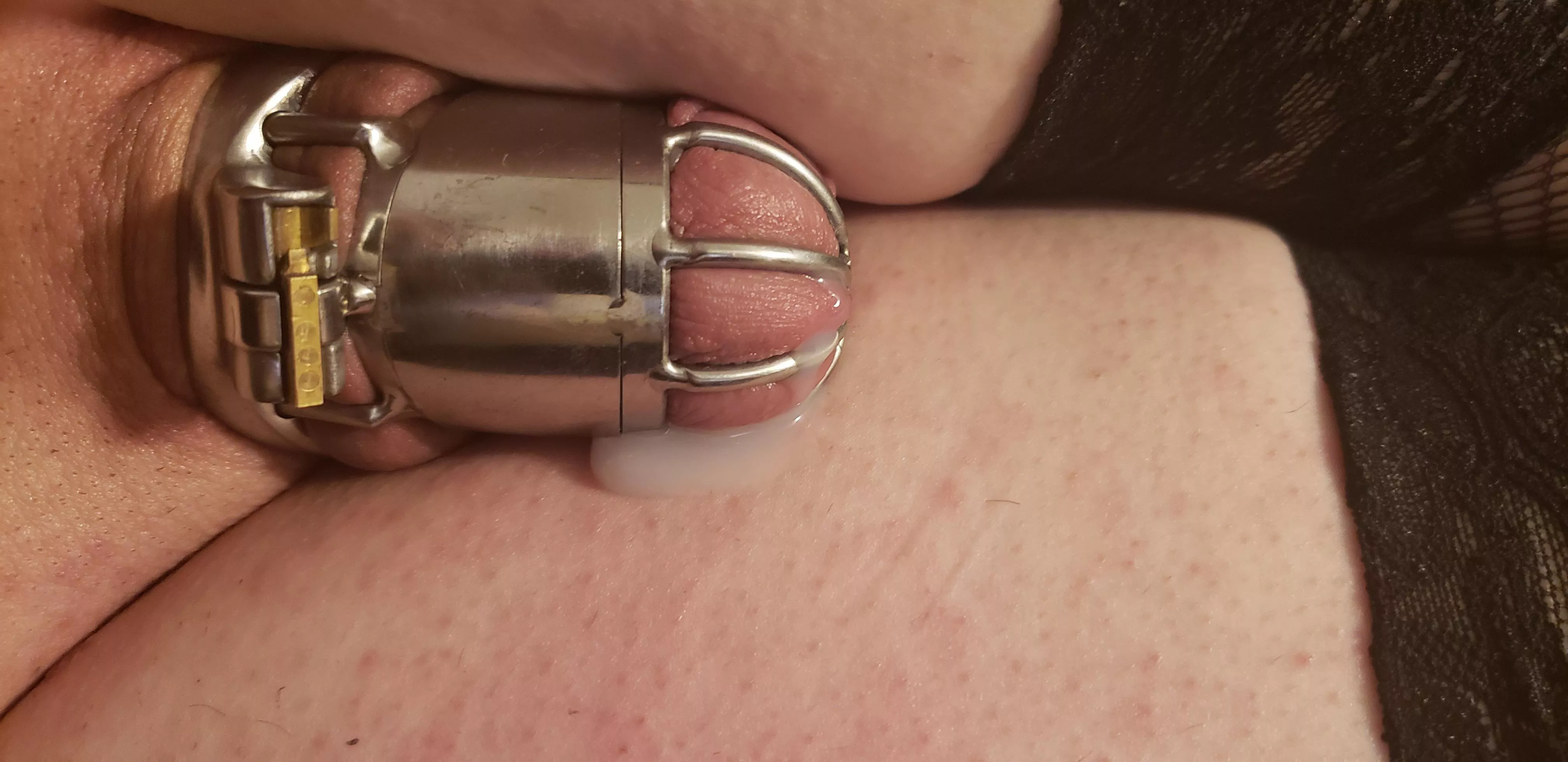 So difficult to get a picture that actually shows my cummies before I lick it up 😜