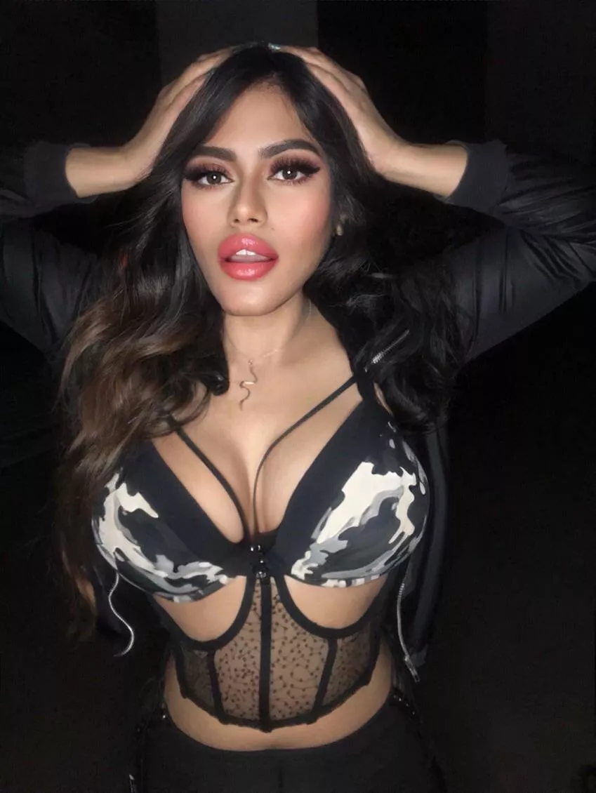 So horny 🥵 do you want me to ride on you? So horny 🥵 do you want me to ride on you?